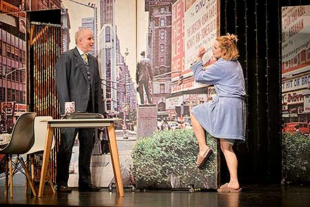 Lukáš Vaculík, Kristýna Kociánová v komedii Kaktusový květ, foto: Pavel Kohout