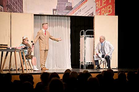 Olga "Háta" Želenská, Juraj Bernáth, Lukáš Vaculík v komedii Kaktusový květ, foto: Pavel Kohout