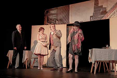 Lukáš Vaculík, Betka Stanková, Roman Štolpa, Olga "Háta" Želenská v komedii Kaktusový květ