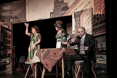 Betka Stanková, Olga "Háta" Želenská, Lukáš Vaculík v komedii Kaktusový květ