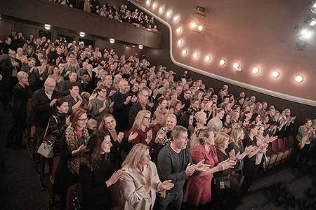 Publikum po komedii Kaktusový květ