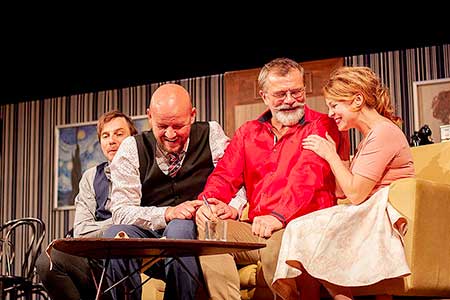 Václav Jiráček, Pavel Nečas, Roman Štolpa, Betka Stanková v komedii Svatba bez obřadu, foto: Jarmila Vlčková